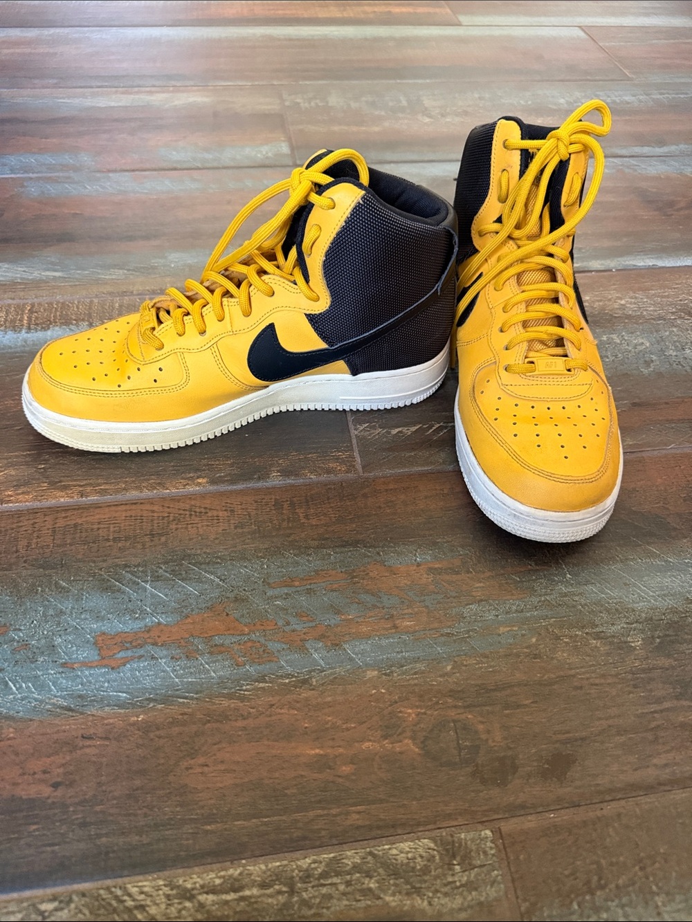 Nike Kids/Youth High-Top Sneakers in Yellow and Black Size YS 8